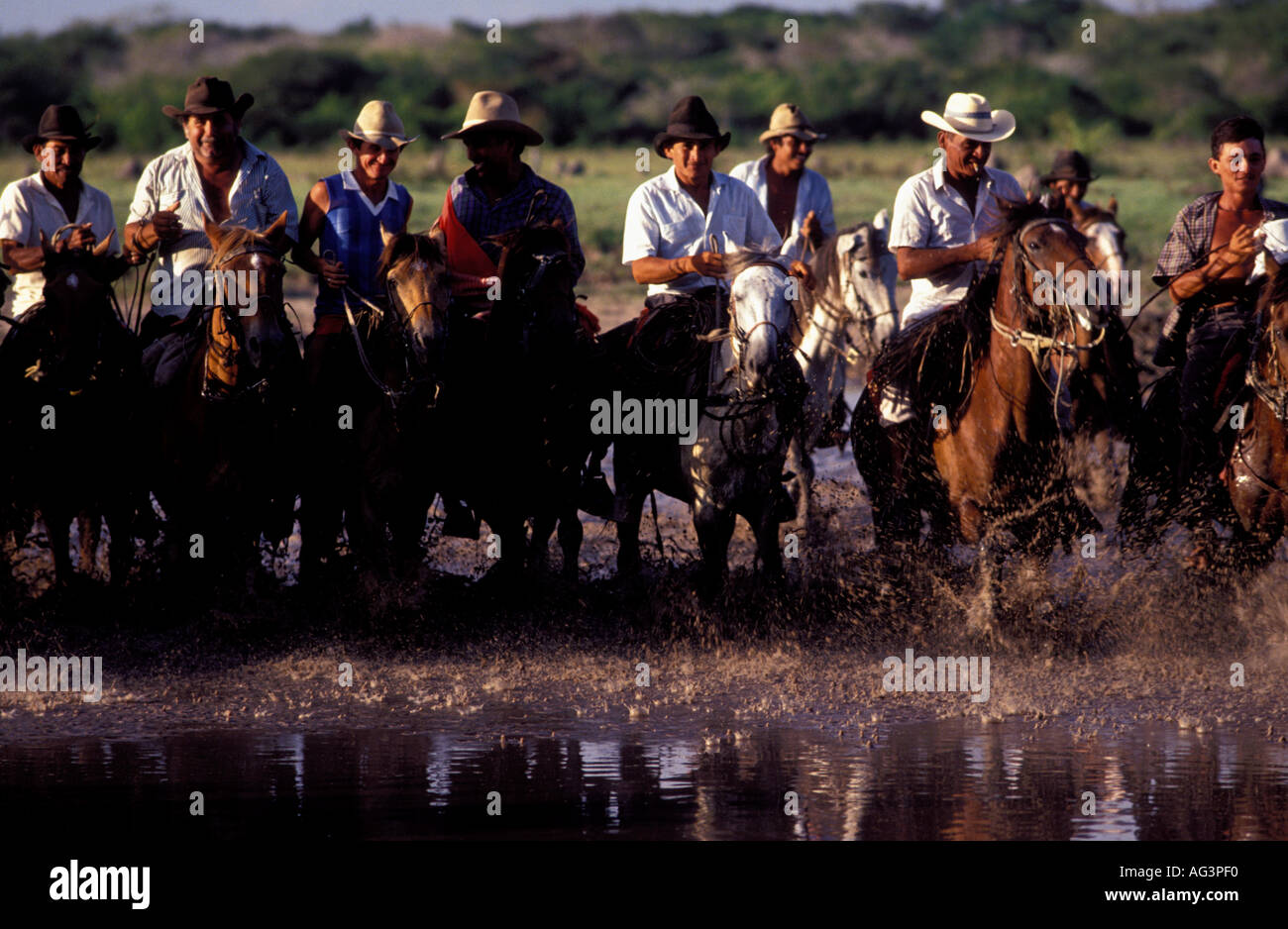 COLOMBIA Cattle herders on horseback in the Llanos of Casanare Stock Photo