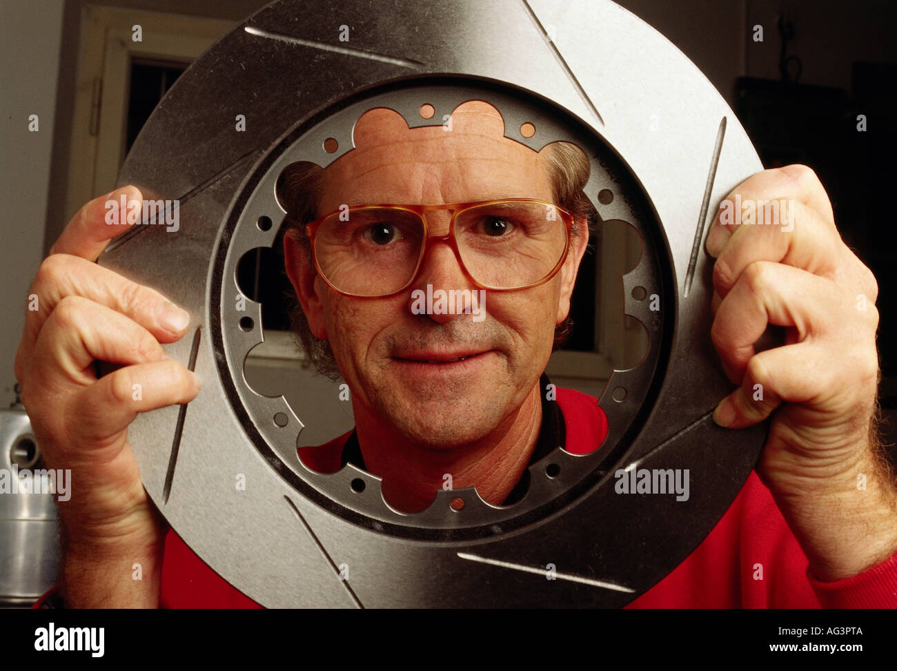 Lagaay, Harm, * 28.12.1946, Dutch car designer (Porsche), portrait, looking through brake disc, 1996, Stock Photo