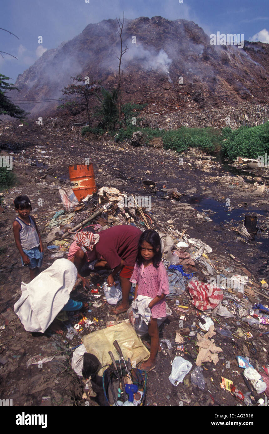 PHILIPPINES Smoky Smokey Mountain rubbish dump where the poorest of