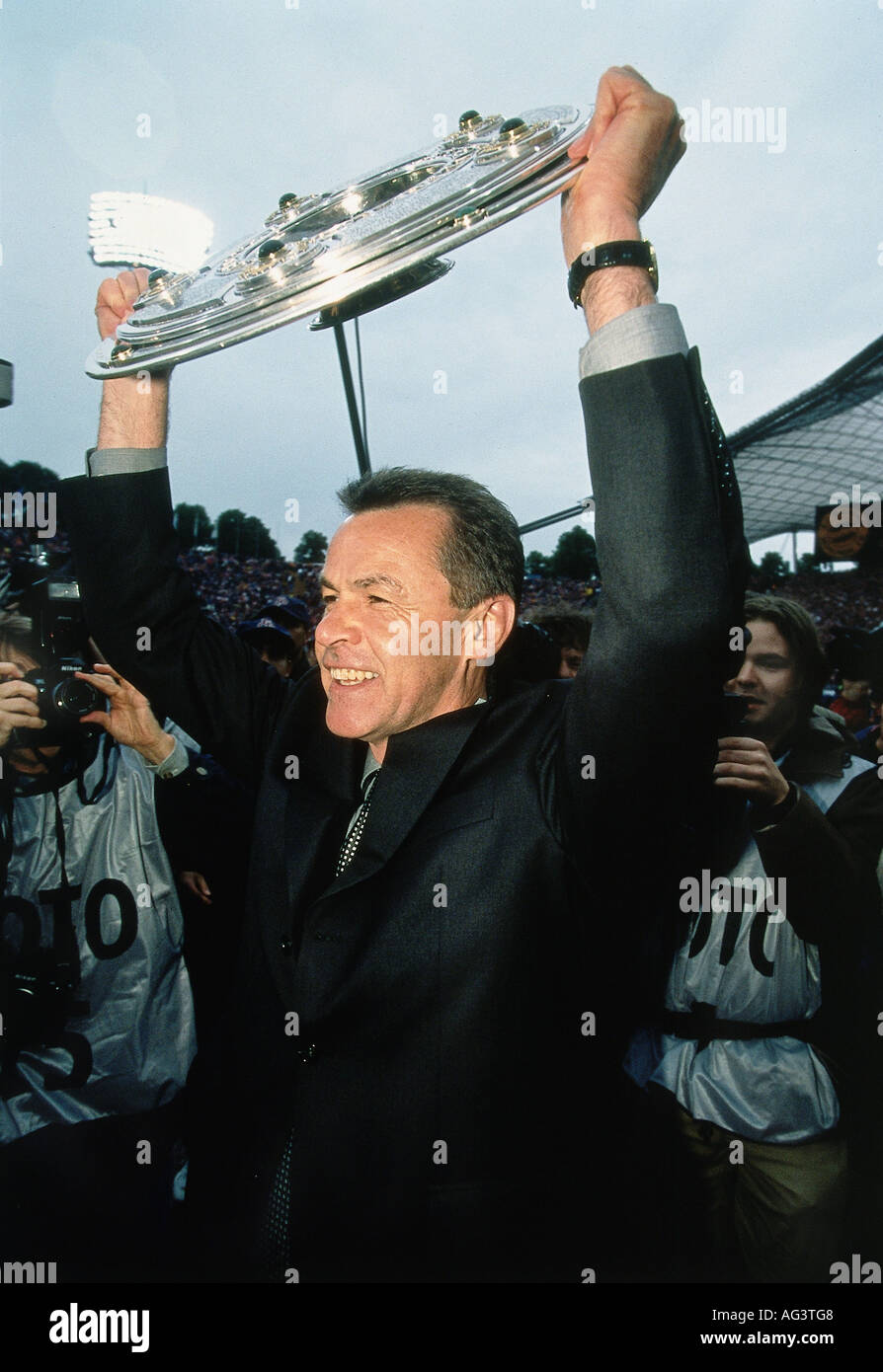 Hitzfeld, Ottmar, * 12.01.1949, German athlete, (soccer / football), half length, winner, Bayern Muenchen, German championships, 1999, Stock Photo