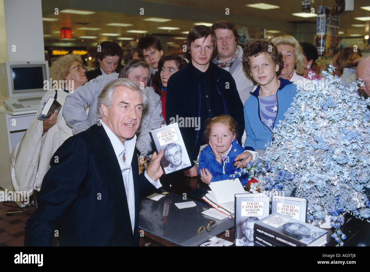 Cameron, David, 21.1.1933 - 7.8.2012, British performer, half length, half-length, at autograph session in shopping centre, with his book "Auf die Füße gefallen", Munich, October 1988, Stock Photo