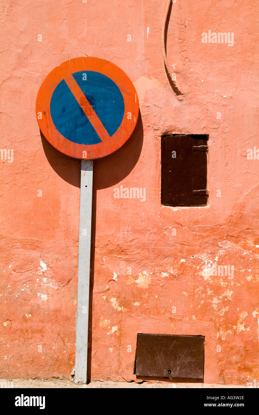 No entry sign in front of traditional pink coloured, colored, wall in narrow street Mella district of Marrakech,Morocco Stock Photo
