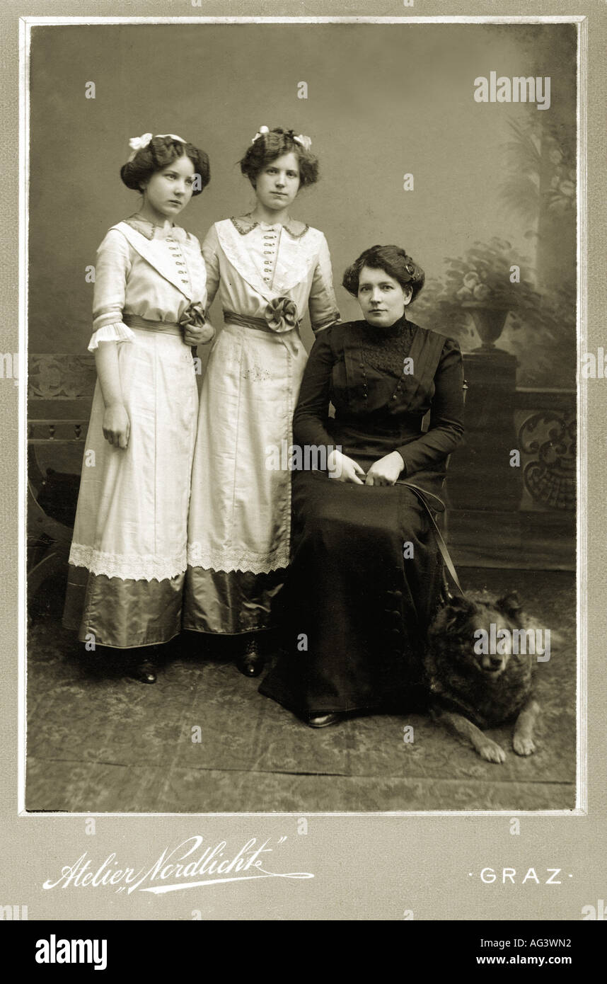 Victorian family portrait hi-res stock photography and images - Alamy