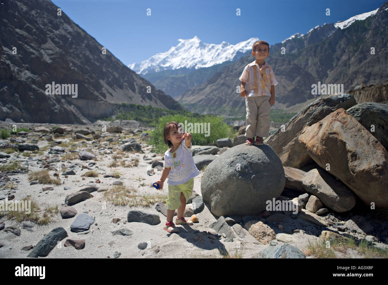 Children looking at the mountains along the Karakoram Highway in Northern Pakistan Stock Photo