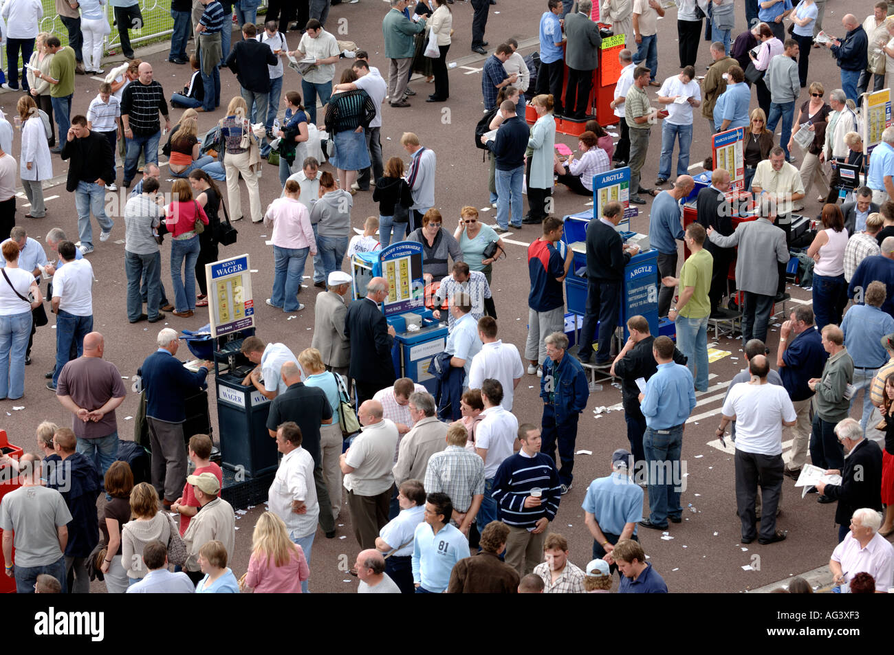 Crowd uk hi-res stock photography and images - Alamy