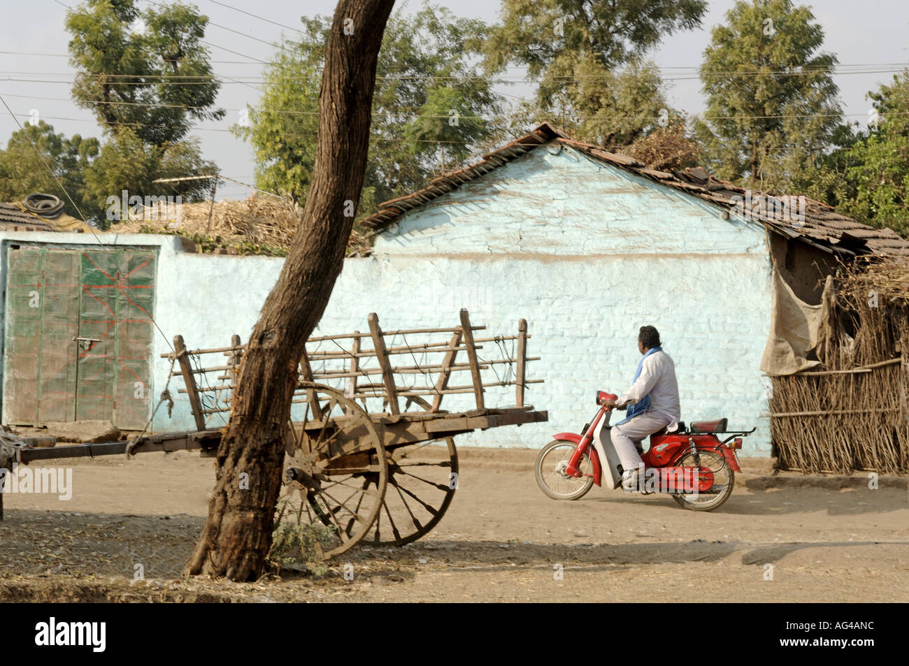 HMA79196 Bullock cart and bike in village Akola Akot Maharashtra India