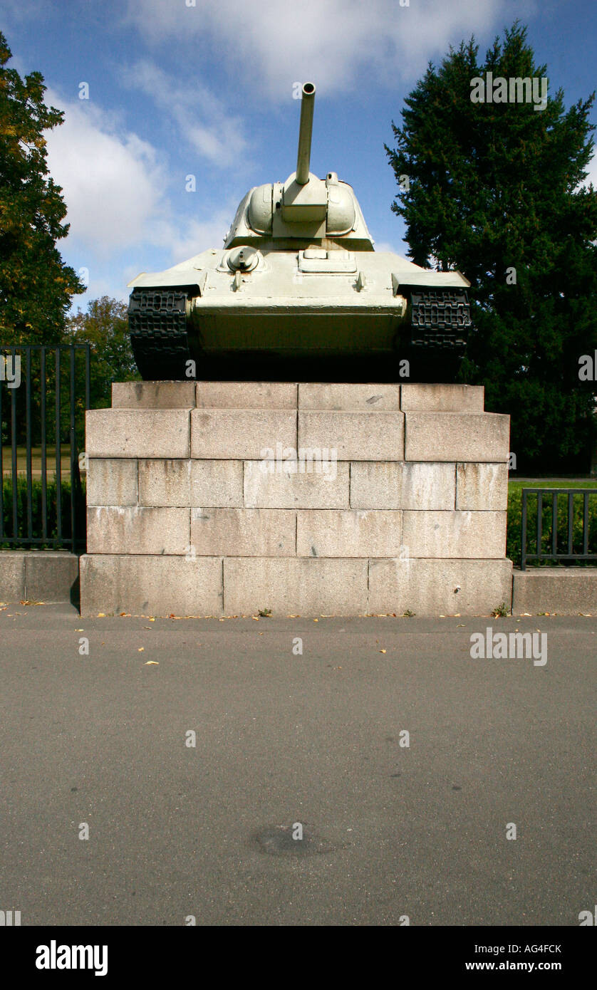 Tank on a plinth, Part of the Soviet war Memorial in Berlin Stock Photo