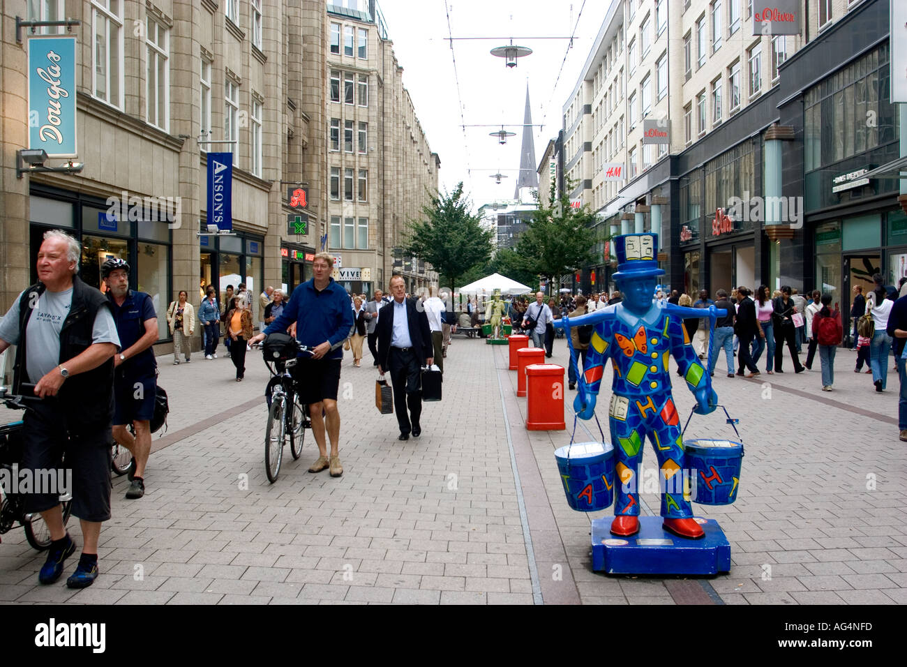 Germany Hamburg People walking by the Hans Hummel statues at Spitalerstrasse a pedestrian with many shop in the Altstadt old Town Stock Photo - Alamy