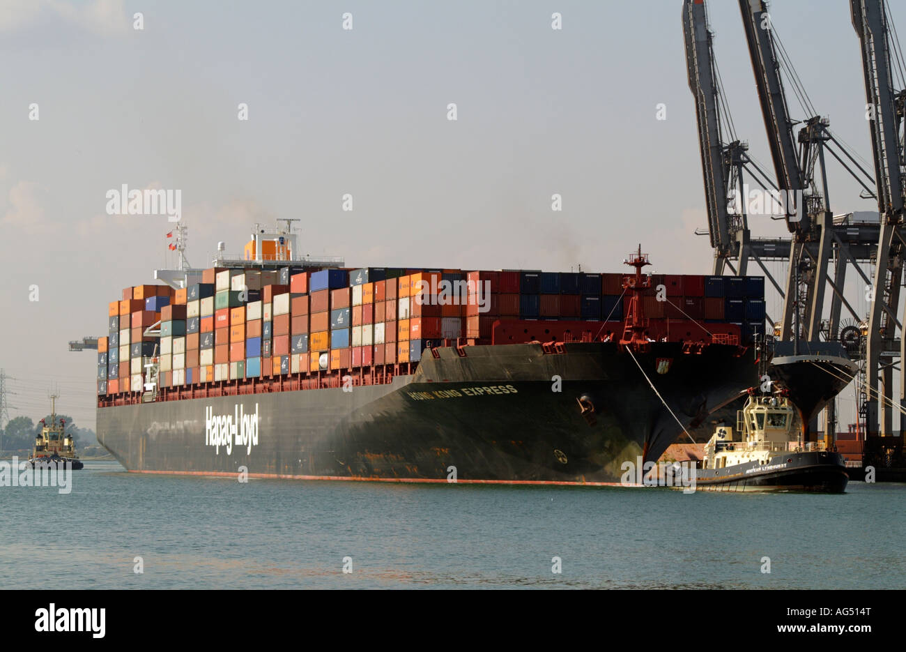 SCT Southampton Container Terminal Tug Adsteam Lyndhurst pulling Hong Kong Express a container ship operated by Hapag Lloyd Stock Photo