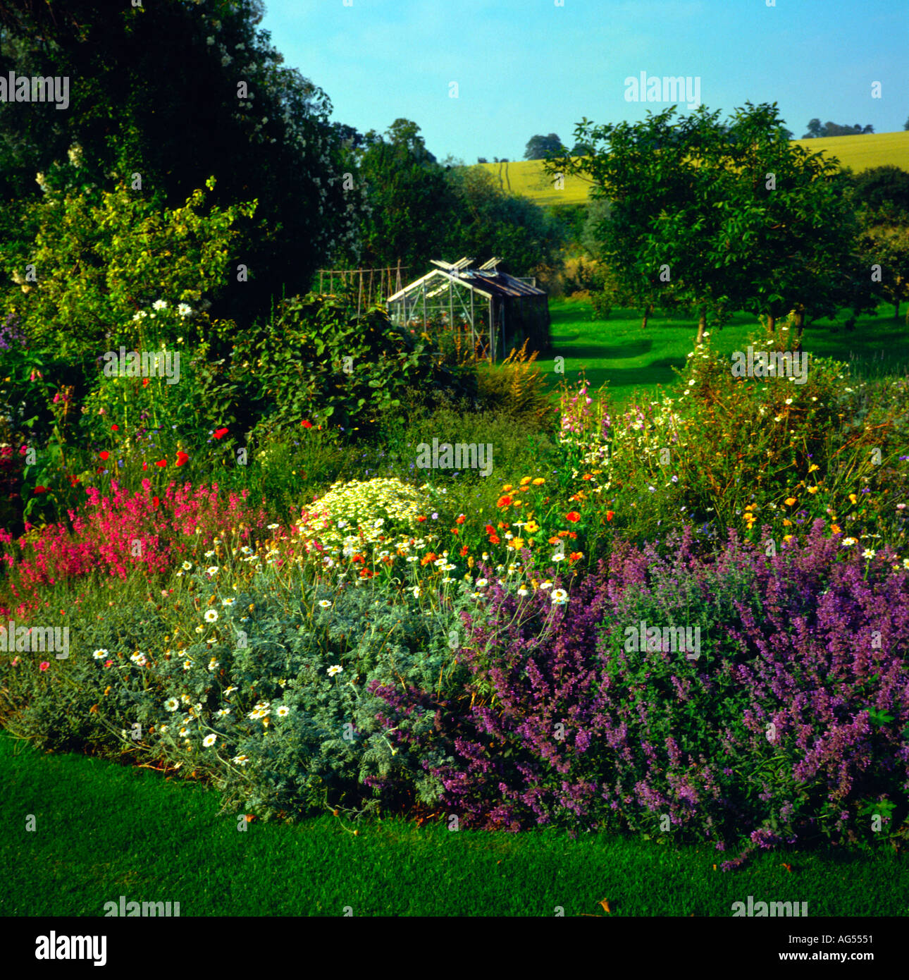 English flower garden beds hi-res stock photography and images - Alamy