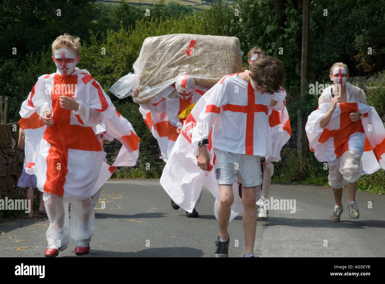 Runners in the 2006 Oxenhope Straw Race Stock Photo Alamy
