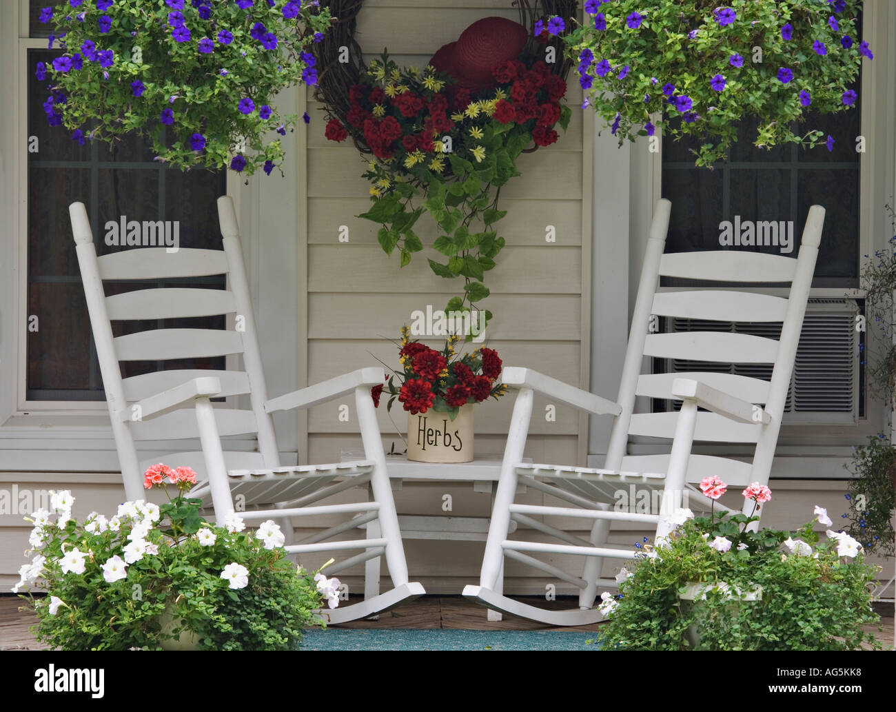 Cottage with white porch hi-res stock photography and images - Alamy