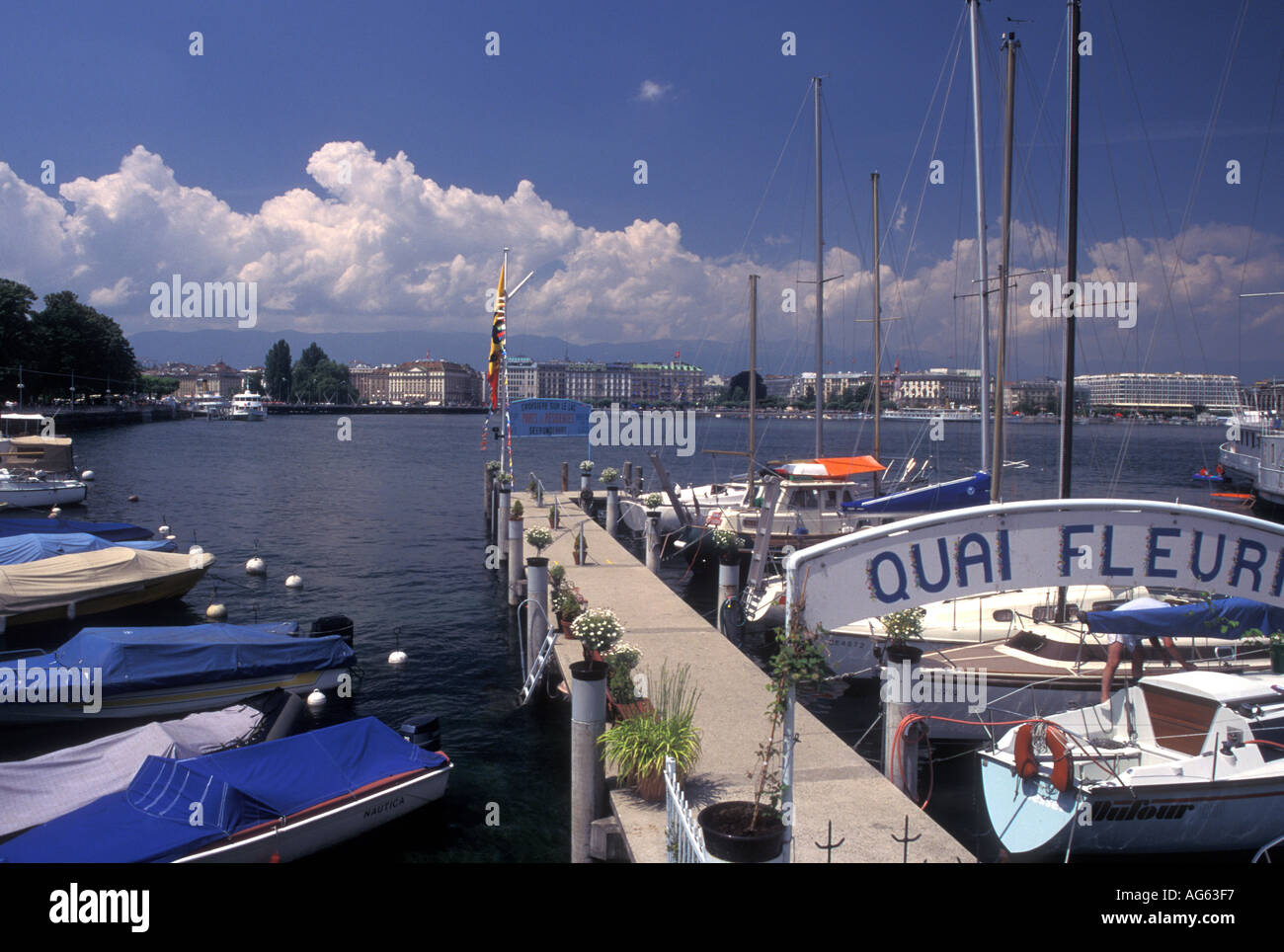 Boats on lake docked hi-res stock photography and images - Alamy