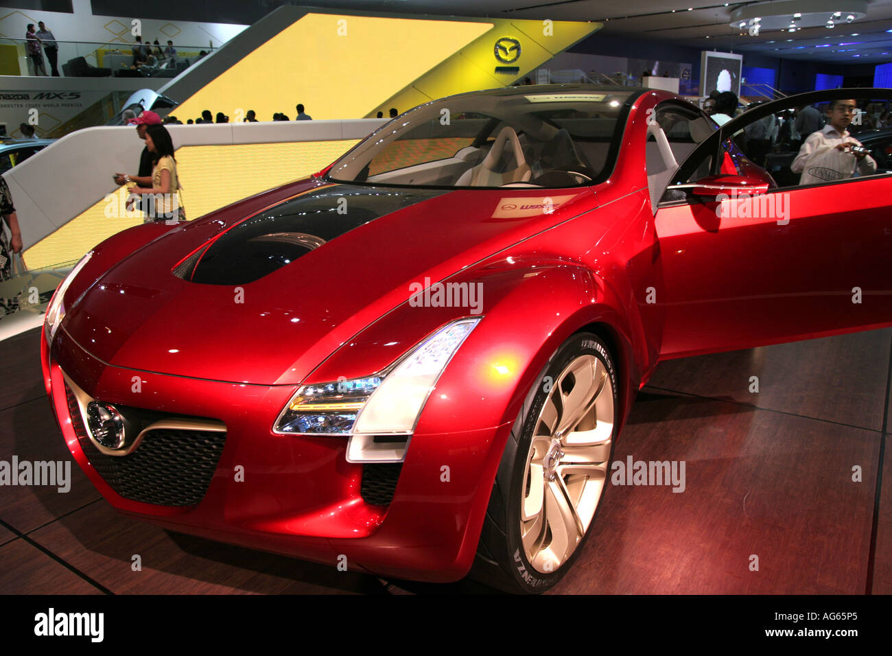 https://c8.alamy.com/comp/AG65P5/mazda-kabura-at-the-2006-british-international-motor-show-at-london-AG65P5.jpg