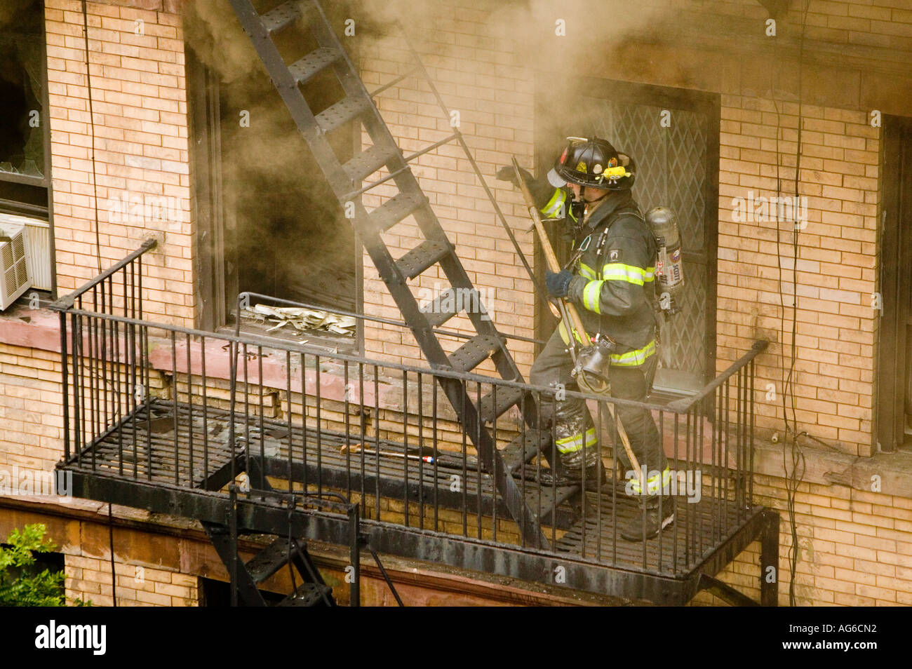 FDNY firefighters intervention on an apartment building fire in Harlem