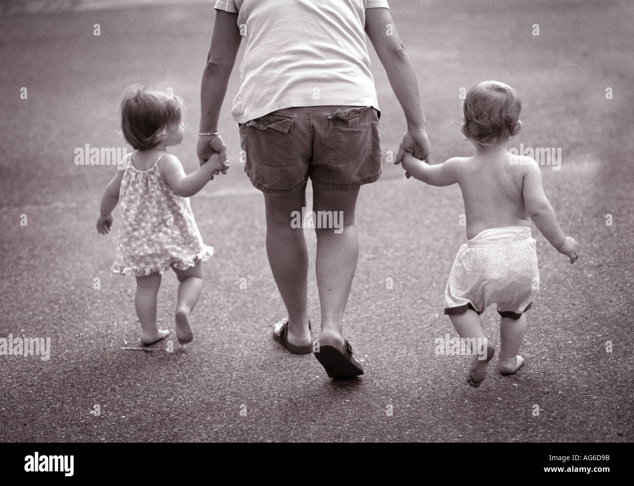 Family walking small children hi-res stock photography and images - Alamy