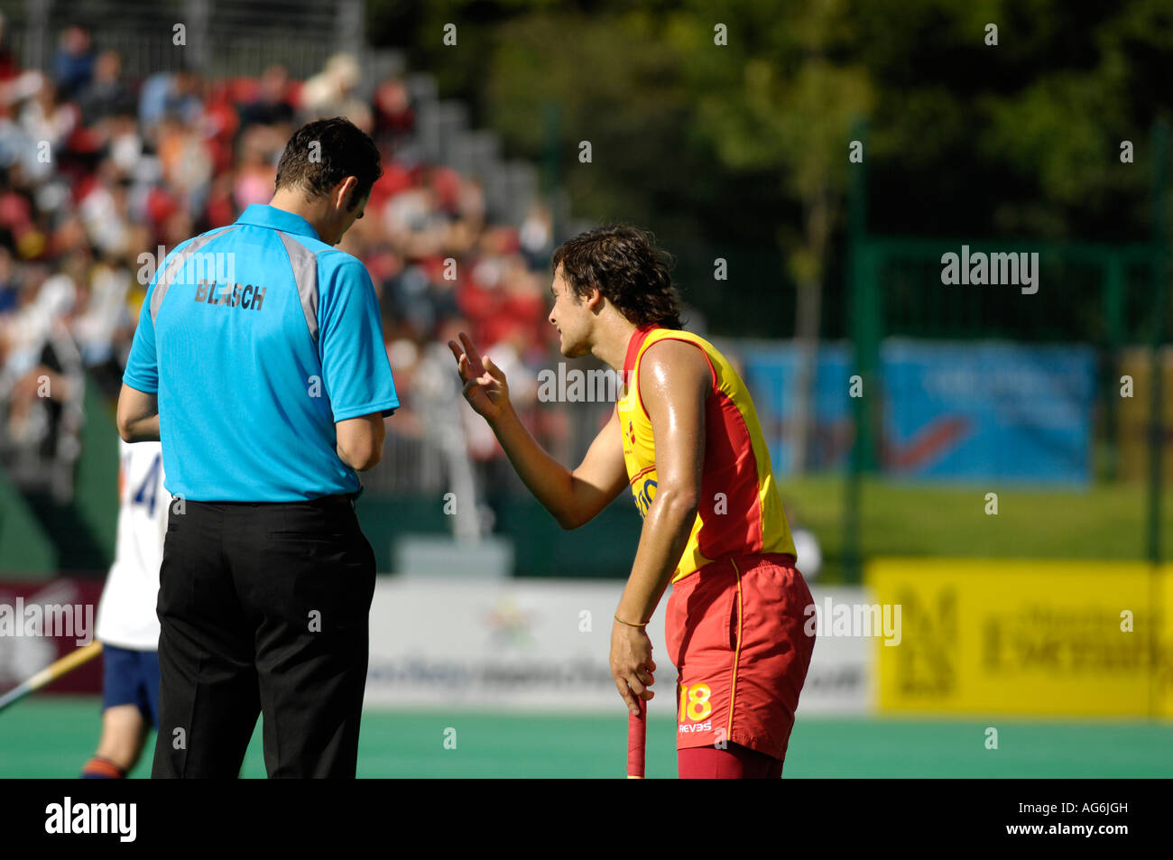 Spanish player argues with referee Stock Photo Alamy