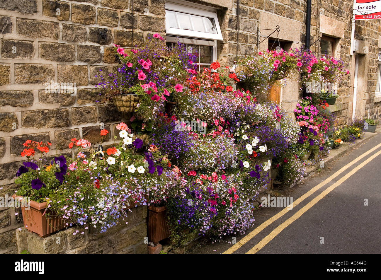 UK Yorkshire Nidderdale Pateley Bridge Church Street floral display of ...