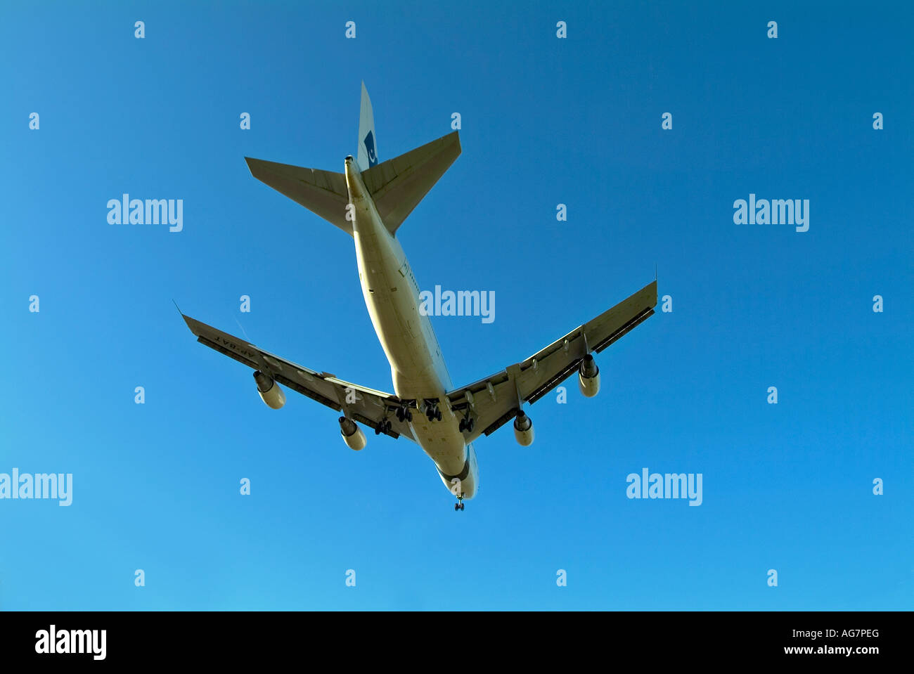 Boeing 747 flying overhead Stock Photo Alamy