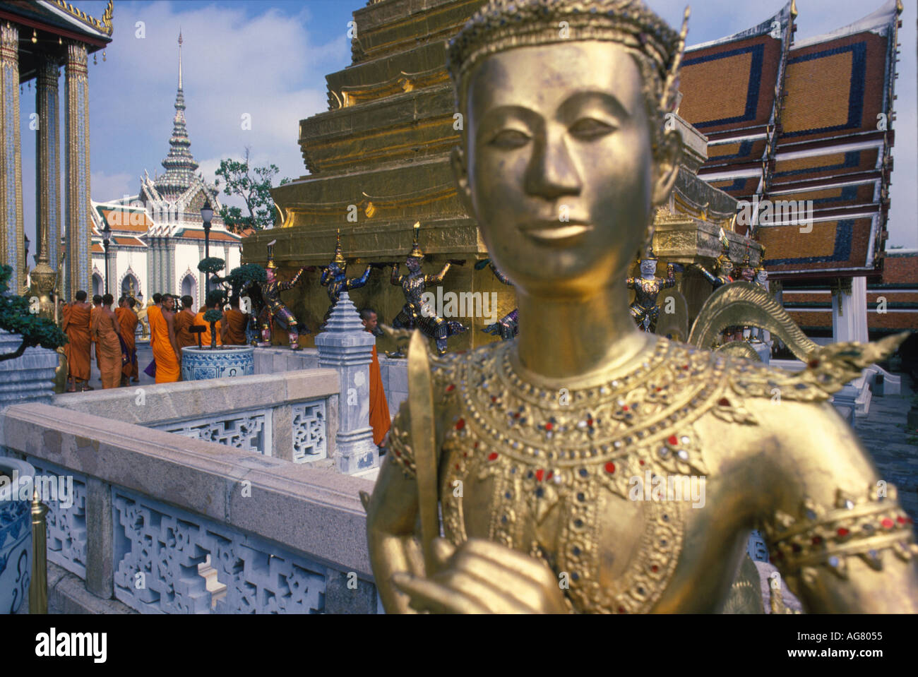 statue-in-grand-palace-bangkok-stock-photo-alamy