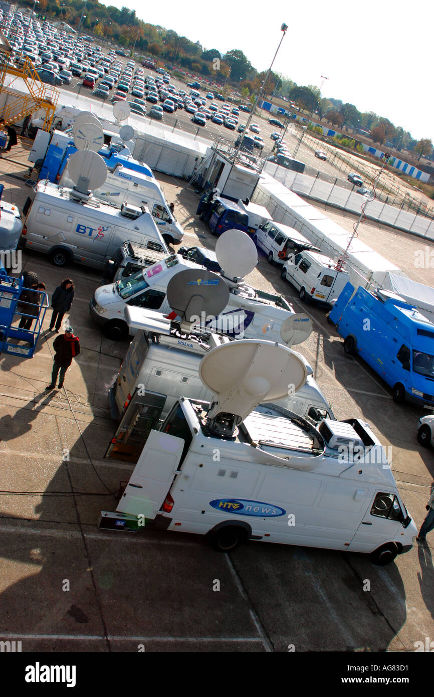 Satellite trucks hires stock photography and images Alamy