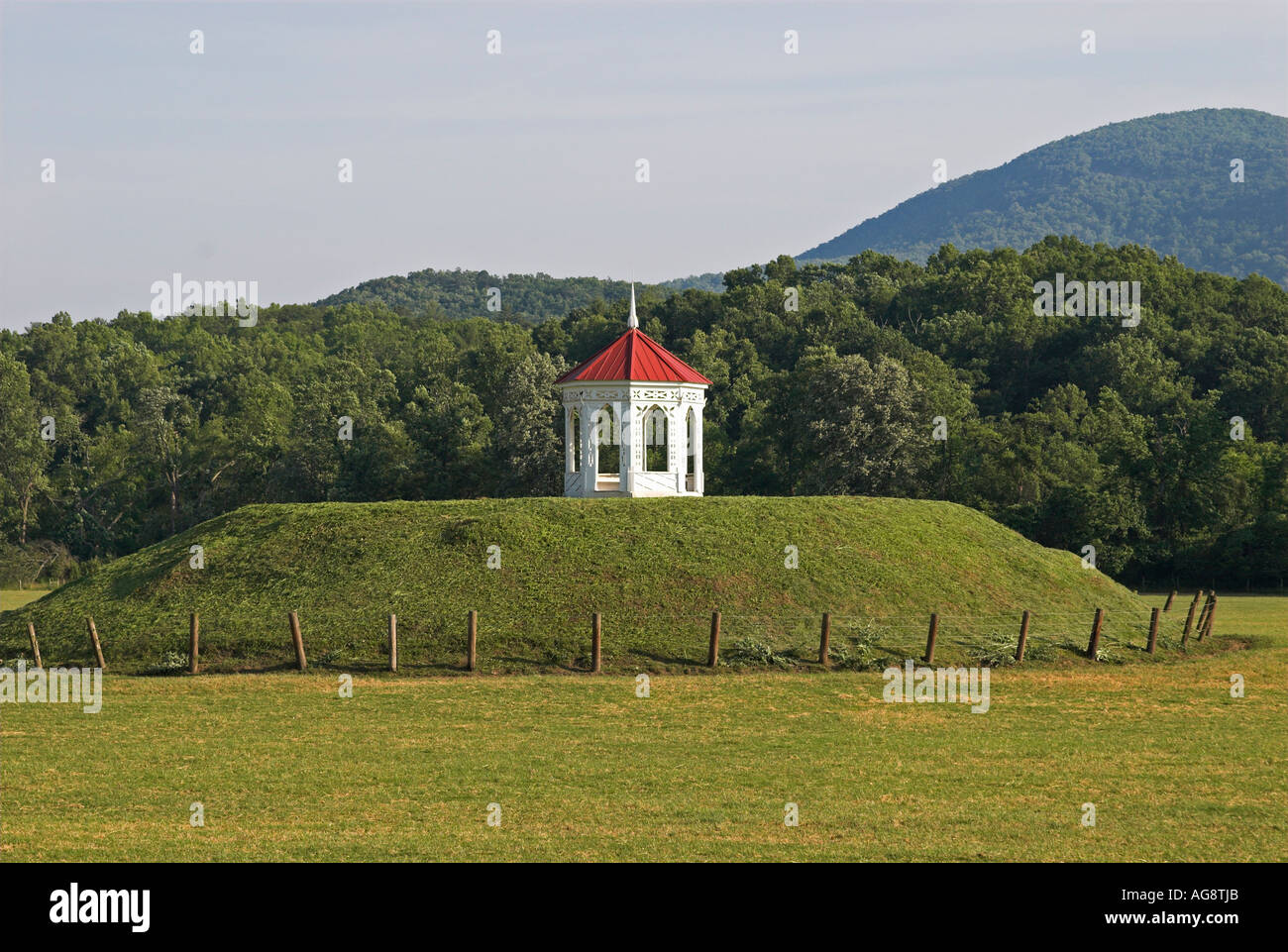 Cherokee burial mound, Georgia, USA Stock Photo
