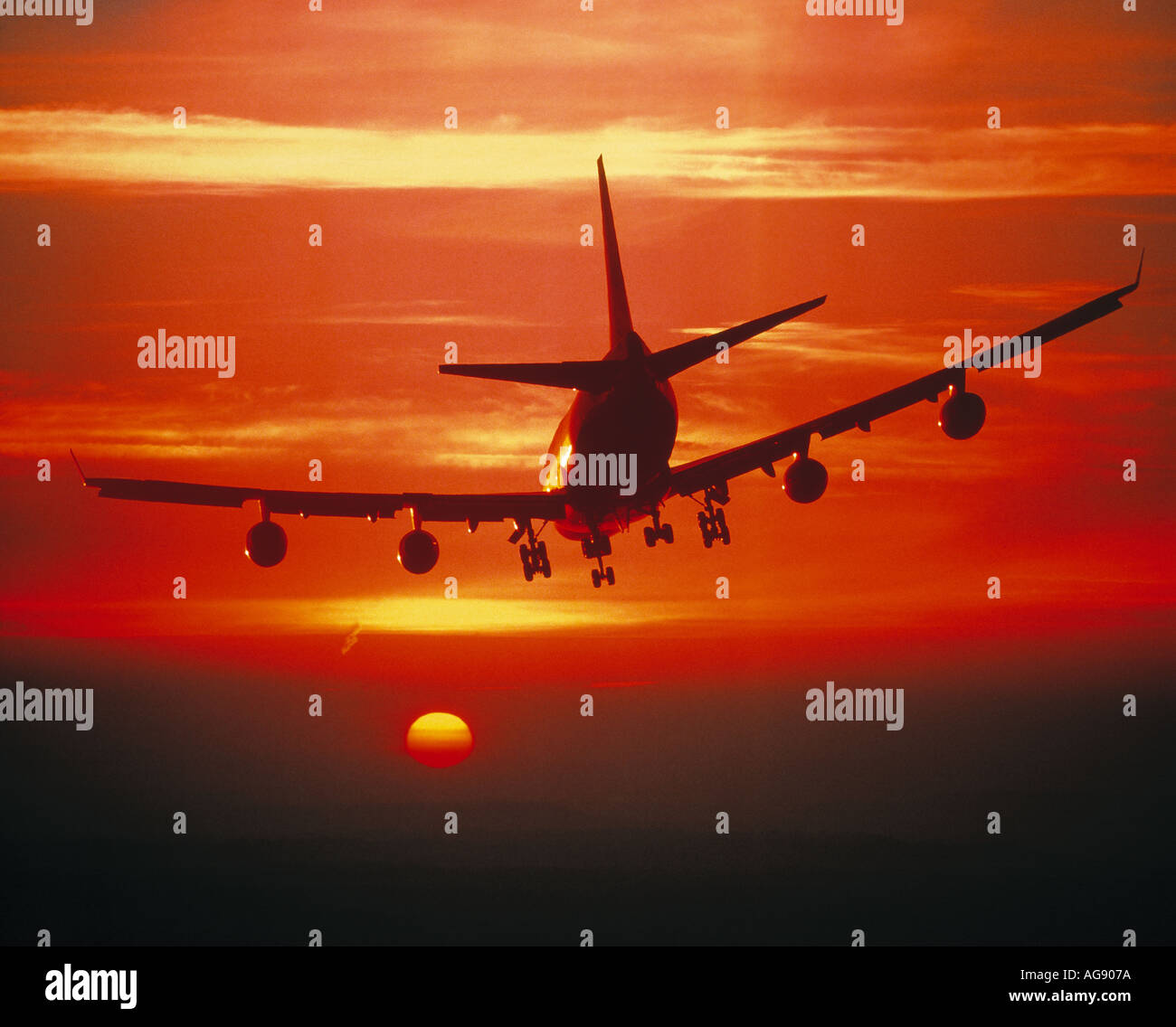 Airplanes landing at night hi-res stock photography and images - Alamy