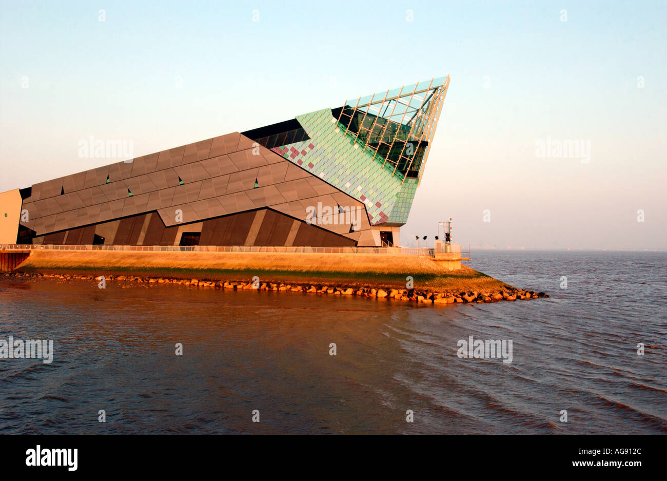 The deep aquarium hi-res stock photography and images - Alamy