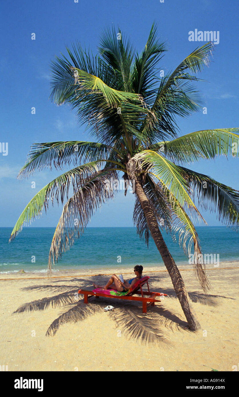 Sri Lanka Negombo, Tourist reading at beach Stock Photo
