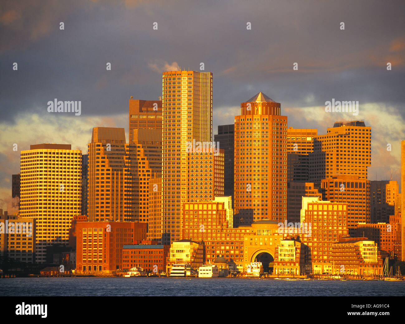 Stormy skyline skylines hi-res stock photography and images - Alamy