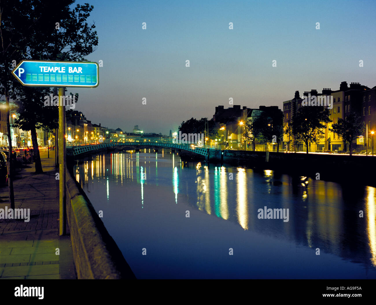 Night view of river liffey hi-res stock photography and images - Alamy