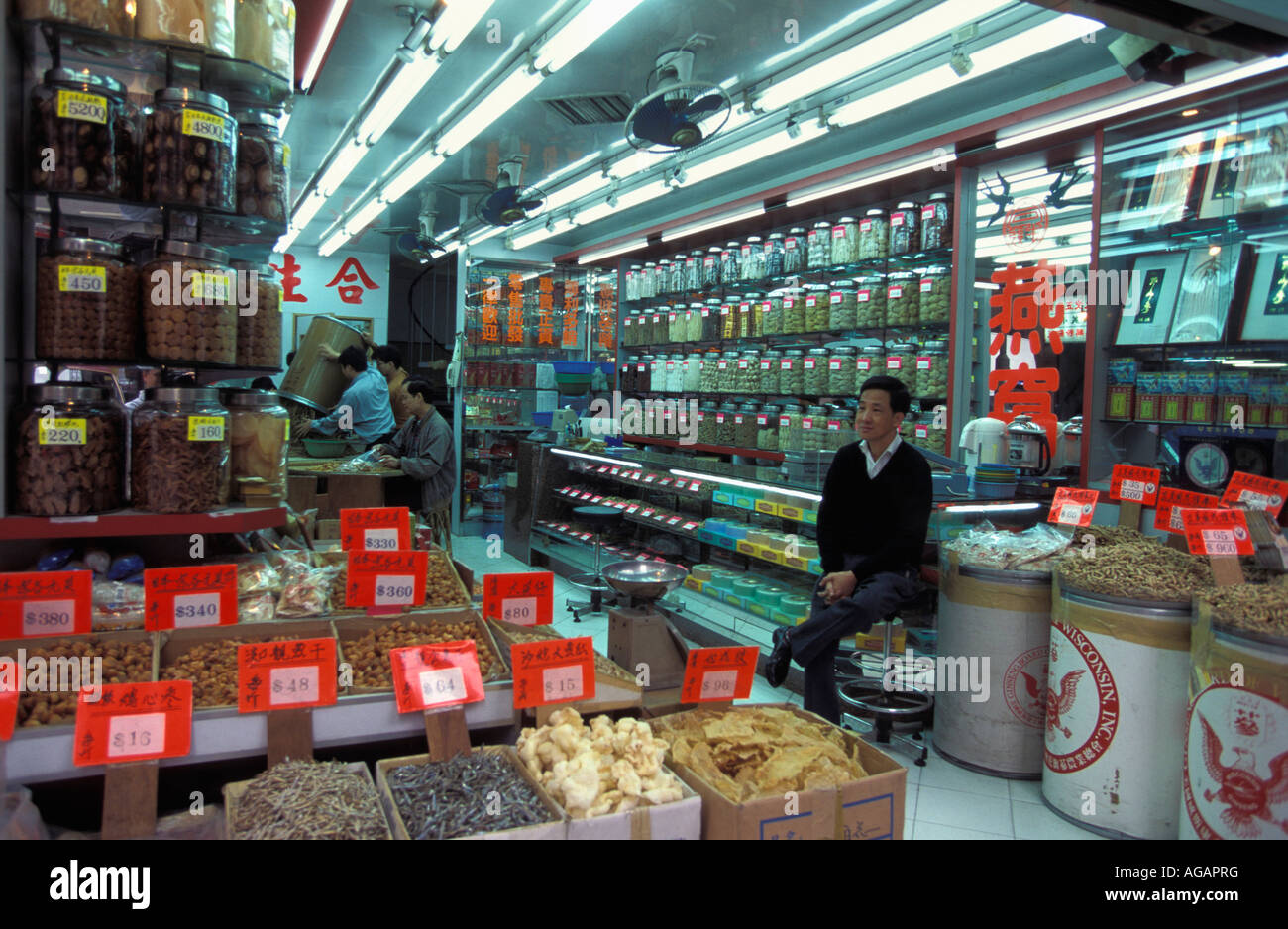 Hong kong shop full hi-res stock photography and images - Alamy