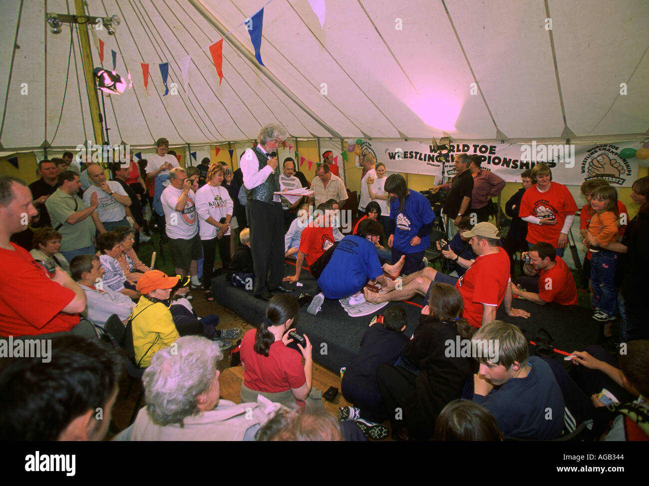 TOE WRESTLING COMPETITION DERBYSHIRE UK Stock Photo Alamy