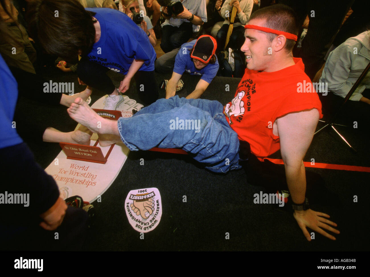 TOE WRESTLING COMPETITION DERBYSHIRE UK Stock Photo Alamy