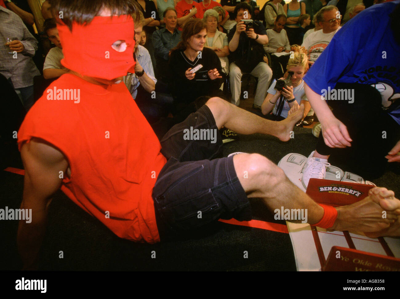 TOE WRESTLING COMPETITION DERBYSHIRE UK Stock Photo Alamy