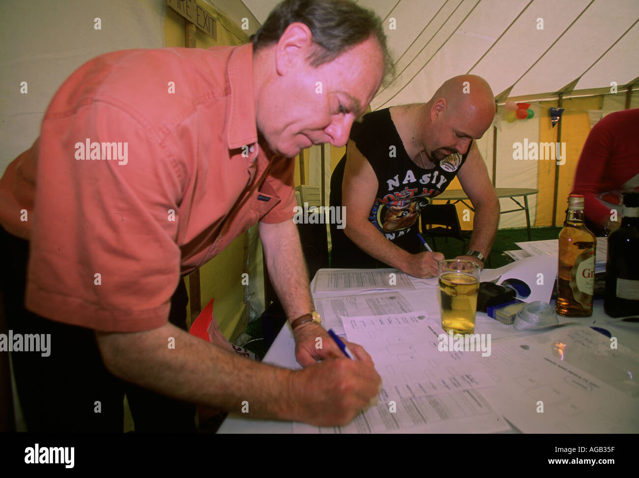 TOE WRESTLING COMPETITION DERBYSHIRE UK Stock Photo Alamy