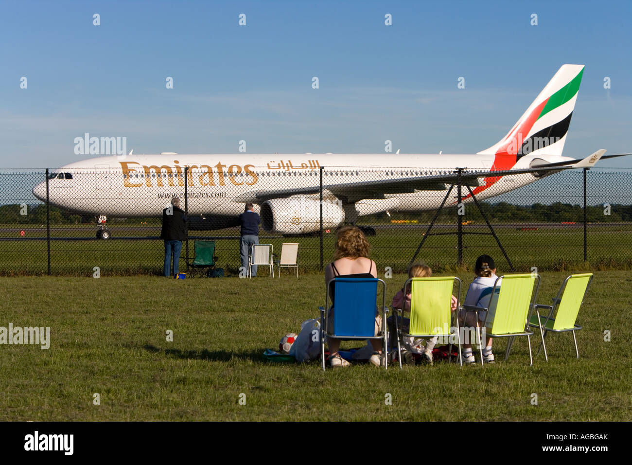Spotters At Airport Viewing Large Aeroplane Emirates Stock Photo Alamy