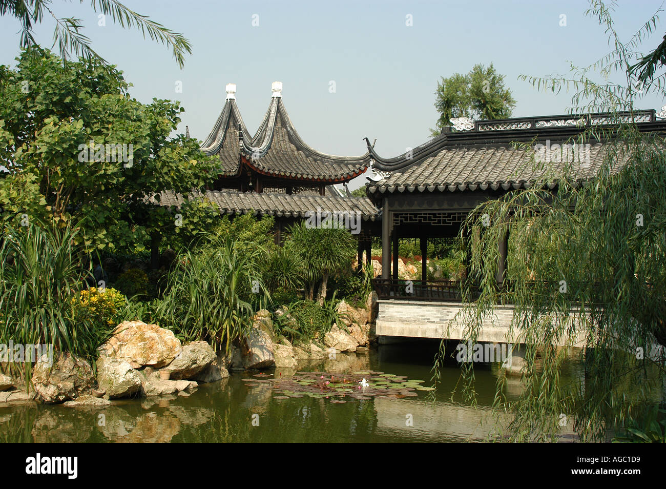 Lake in park asia plants hi-res stock photography and images - Alamy