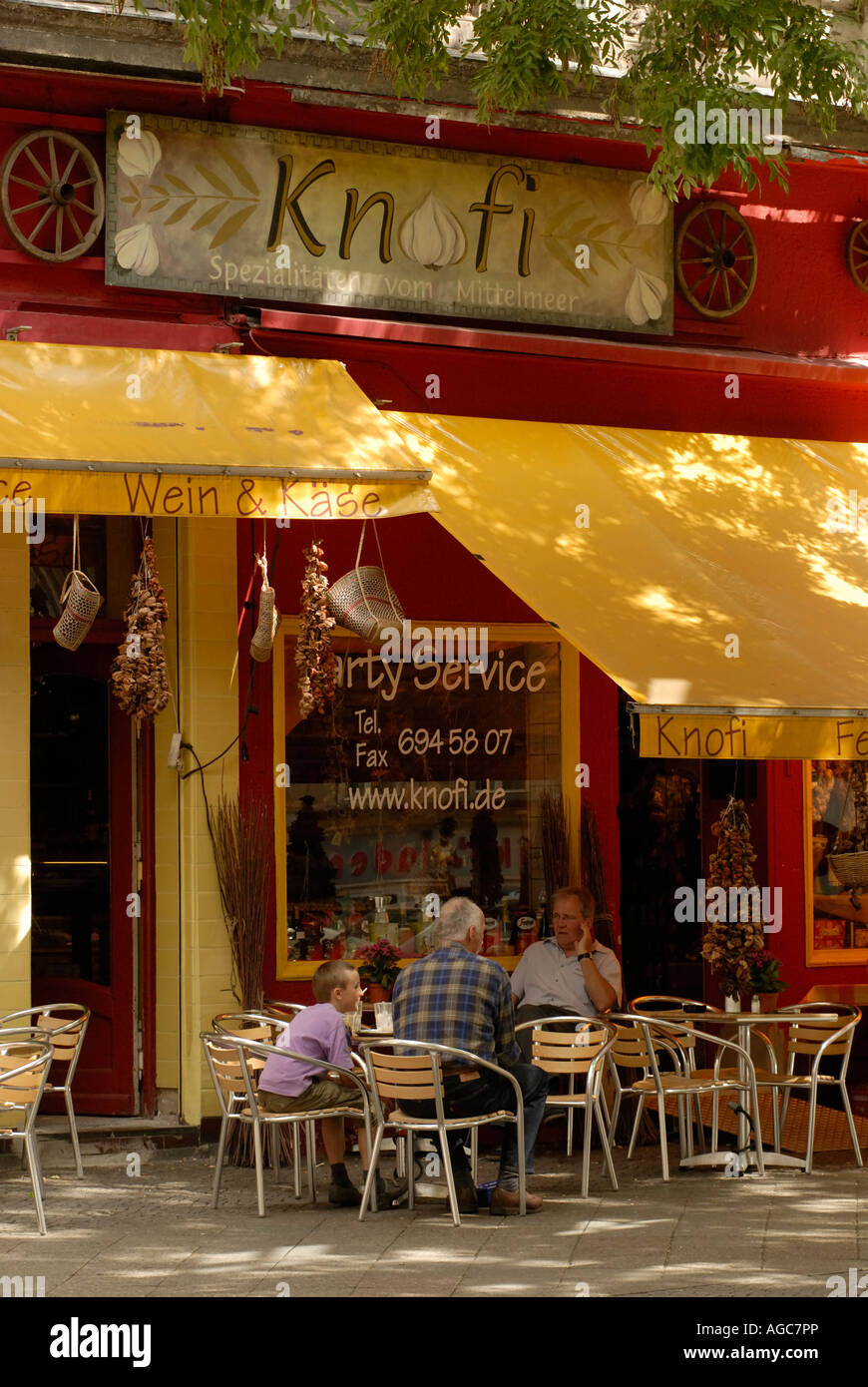 Berlin. Kreuzberg. Bergmannstrasse. Knofi deli. Streetlife. Popular street and quarter cafés, shops and restaurants. Stock Photo