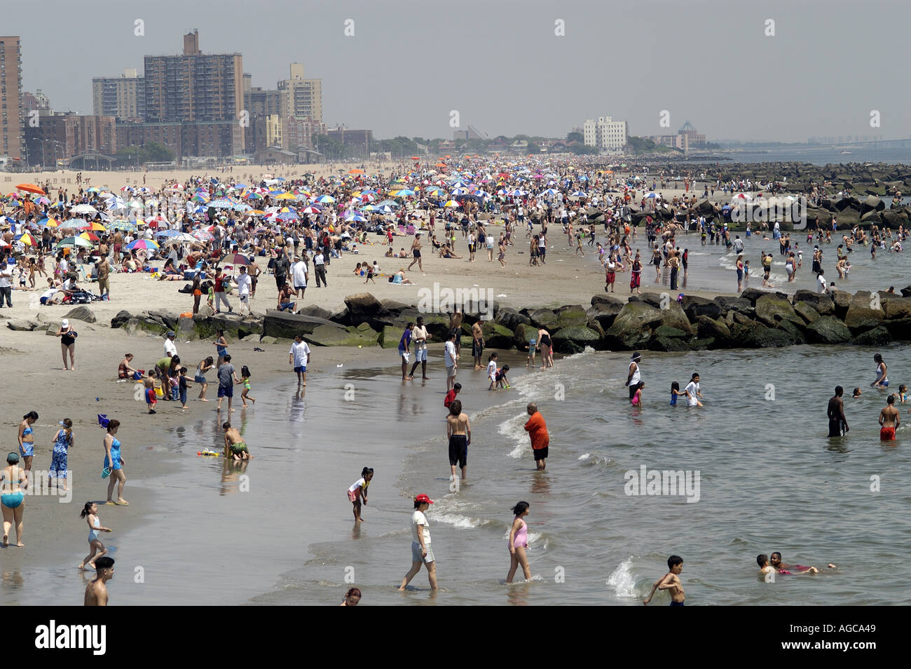 Summertime coney island hi-res stock photography and images - Alamy