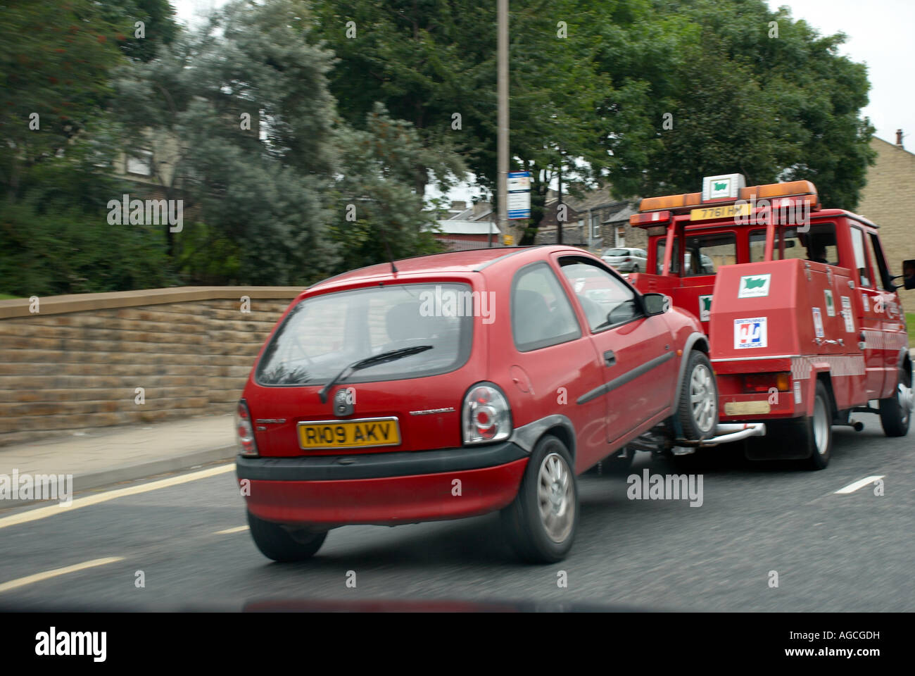 Car being towed uk hires stock photography and images Alamy