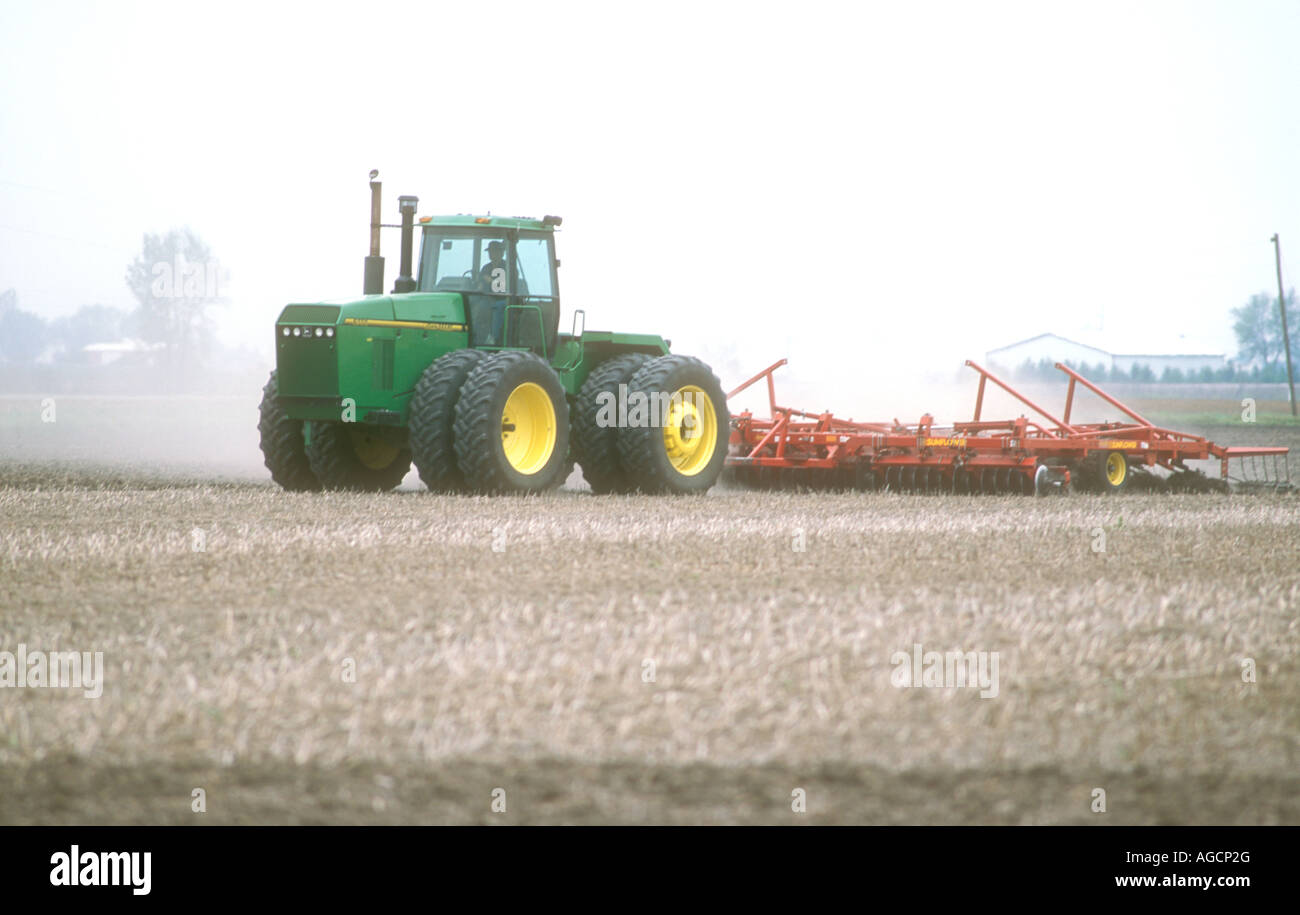 John deere tractor pulling sunflower hi-res stock photography and ...
