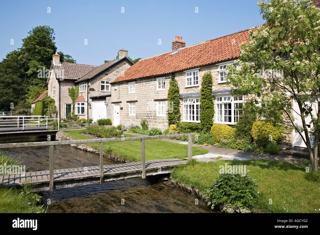Cottages by stream in Thornton le Dale North Yorkshire UK Stock Photo