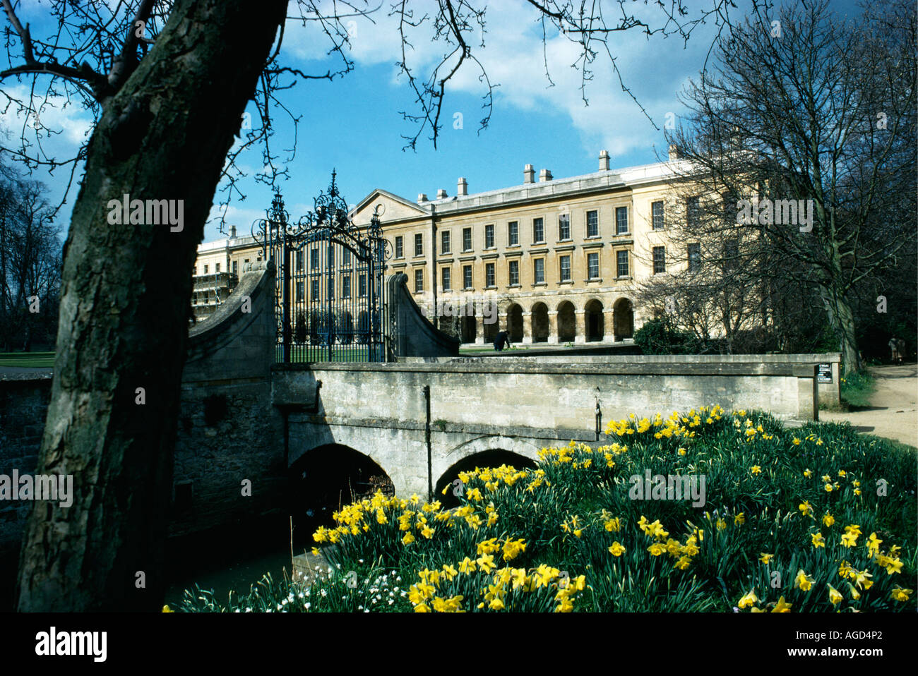 New Building Magdalen College Oxford Seen from the bridge and gate ...