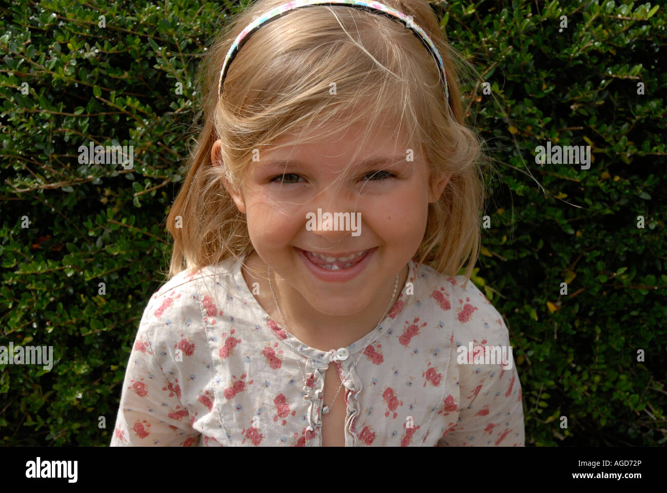 Portrait of a little girl smiling Stock Photo - Alamy