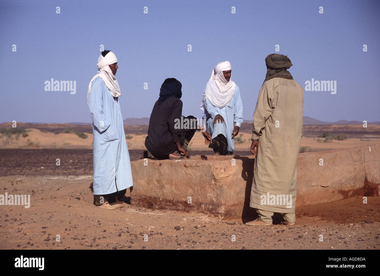 Libyen Männer in traditioneller Tracht Wüste Libya men Stock Photo