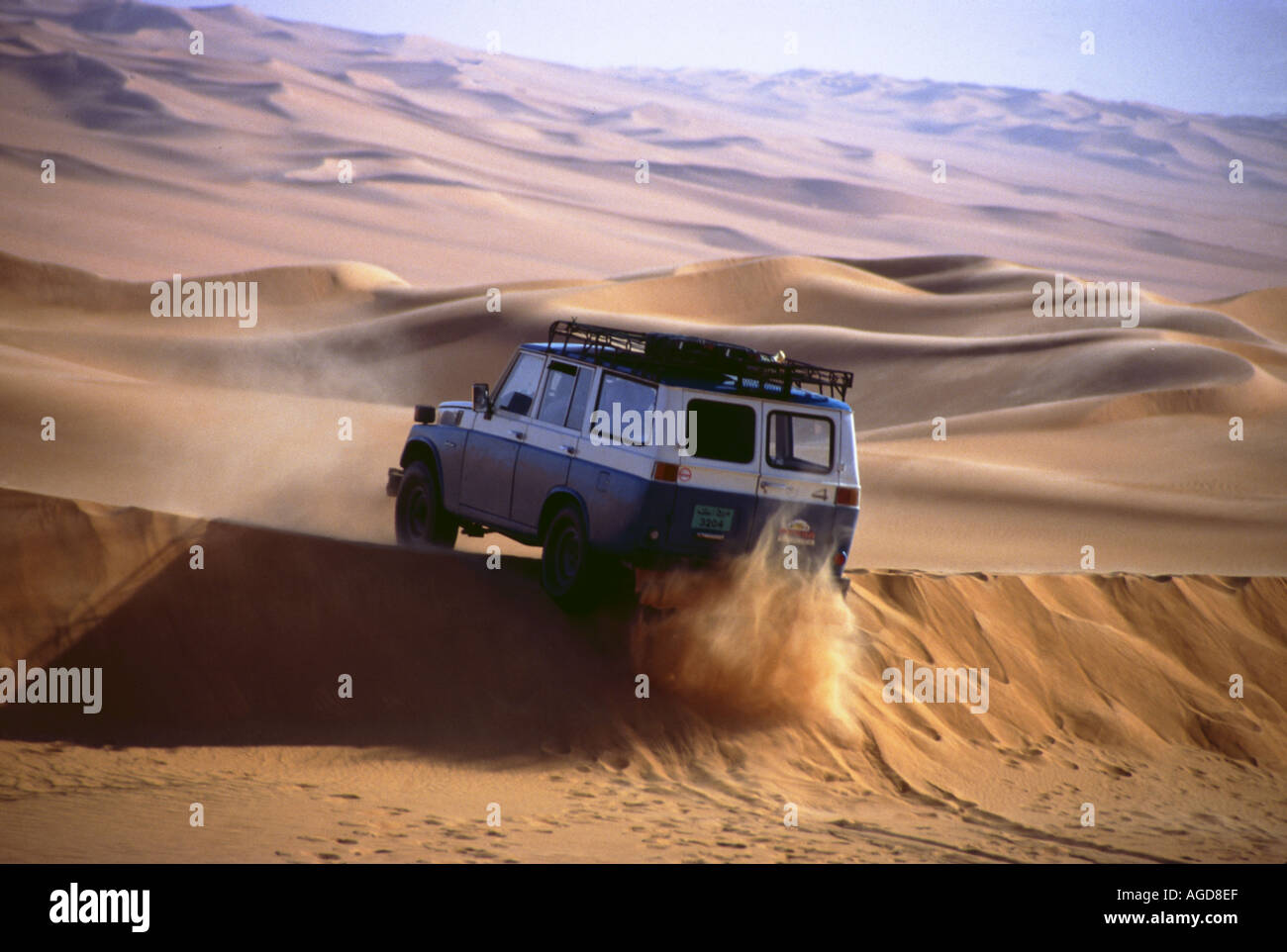 Libyen Wüstenpiste in der Sahara Jeep fährt über Düne Libya desert road at the Sahara Jeep crossing a dune Stock Photo