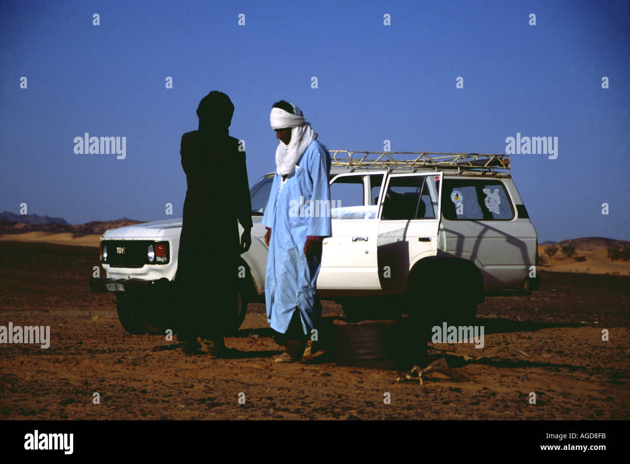 Libyen Beduinen mit Jeep in der Wüste Libya beduins with a jeep in the desert Stock Photo