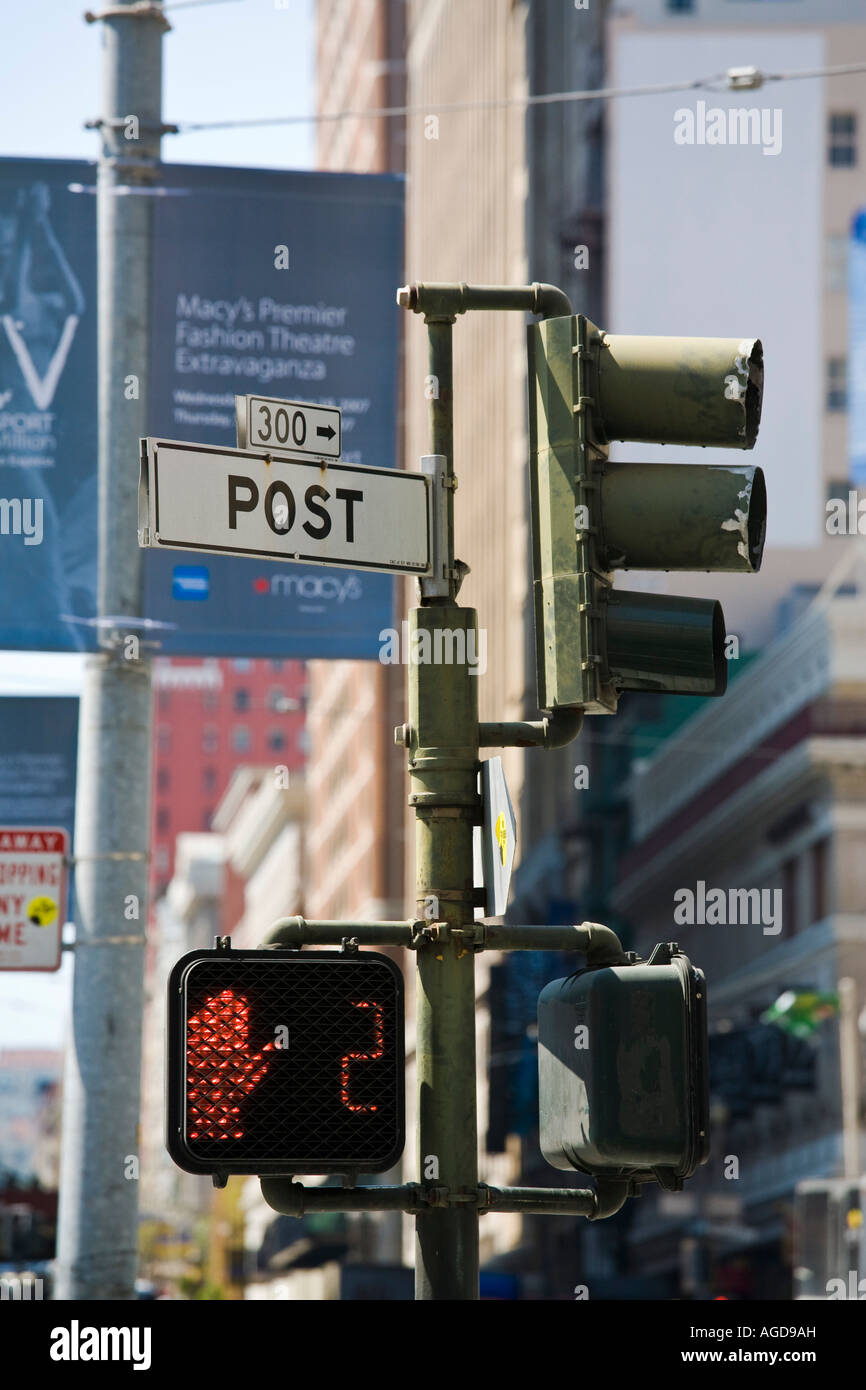 Do not walk traffic signal counts seconds before crossing light changes