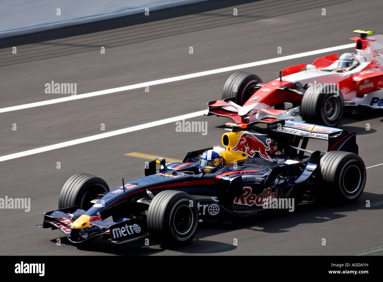 David Coulthard left overtakes Jarno Trulli at Belgian Formula One Grand Prix in Spa Stock Photo